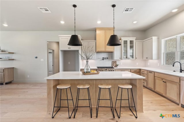 227 Glenview Cir, Belton, TX 76513 - kitchen with a sink, a kitchen island, a kitchen bar, light wood-style floors, and recessed lighting