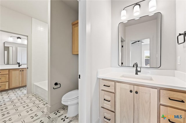 227 Glenview Cir, Belton, TX 76513 - full bathroom with vanity, a ceiling fan, toilet, and shower / tub combination
