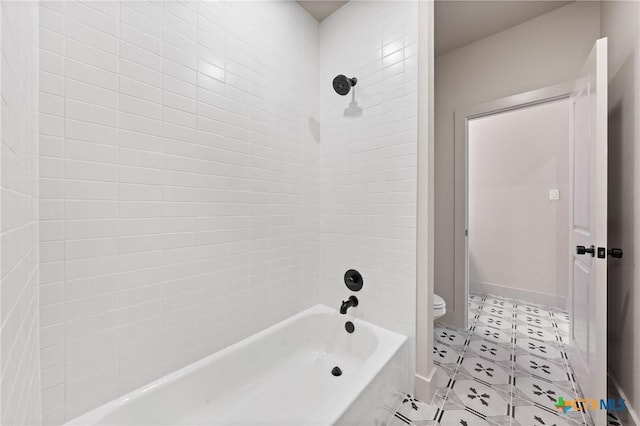 227 Glenview Cir, Belton, TX 76513 - full bath featuring toilet, shower / bathtub combination, and baseboards