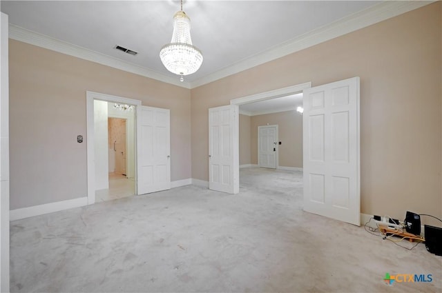 spare room featuring light carpet, crown molding, visible vents, baseboards, and an inviting chandelier