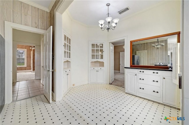 bathroom with crown molding, tile patterned floors, visible vents, and a notable chandelier