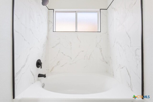 bathroom with tiled shower / bath