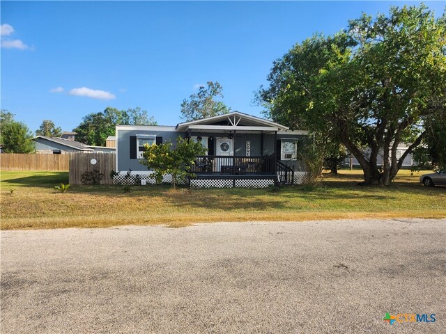 view of front of property featuring a front yard