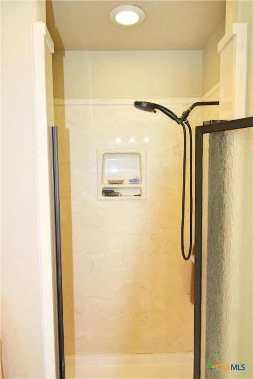 6704 Deorsam Loop, Killeen, TX 76542 - full bathroom featuring a stall shower