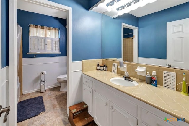 1407 Plantation Rd, Victoria, TX 77904 - full bath with vanity, toilet, a wainscoted wall, tasteful backsplash, and shower / bath combination with curtain