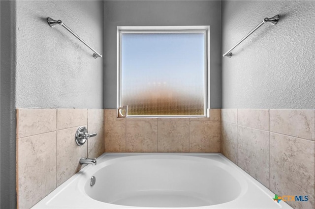 211 W Vega Ln, Killeen, TX 76542 - full bath featuring plenty of natural light, a textured wall, and a garden tub
