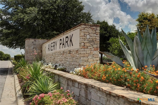 525 Tom Kemp Dr, New Braunfels, TX 78130 - view of community sign
