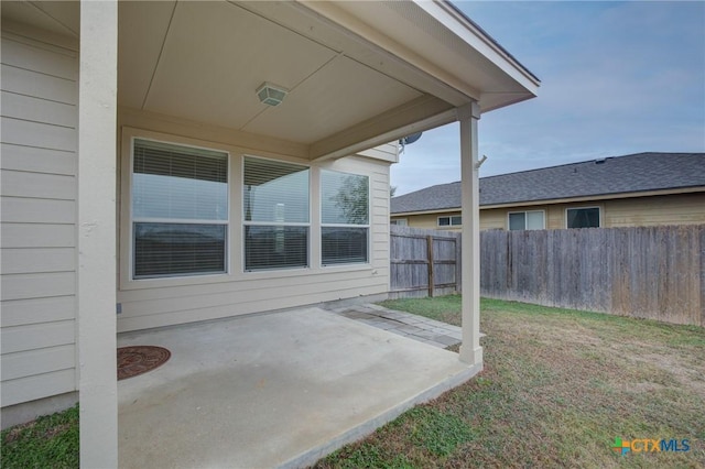 view of yard featuring a patio