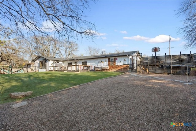 ranch-style home featuring a front lawn