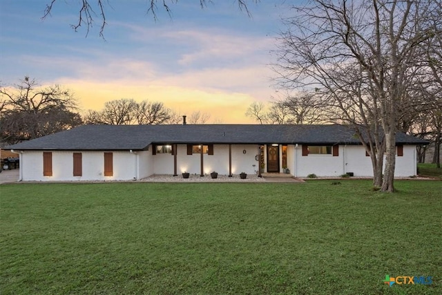 view of front of property featuring a lawn