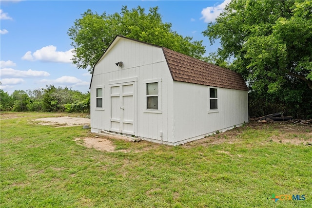 view of outdoor structure featuring an outbuilding