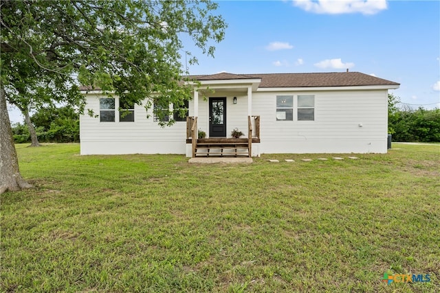 view of front of house featuring a front lawn