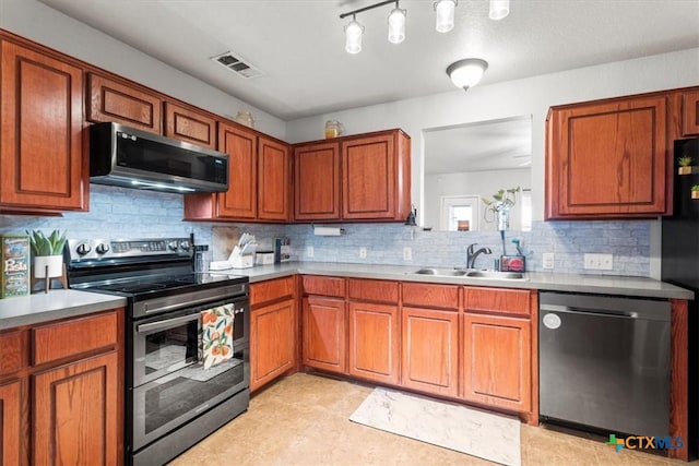 kitchen with backsplash, sink, and stainless steel appliances