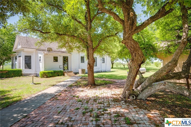 view of front of home featuring a front yard