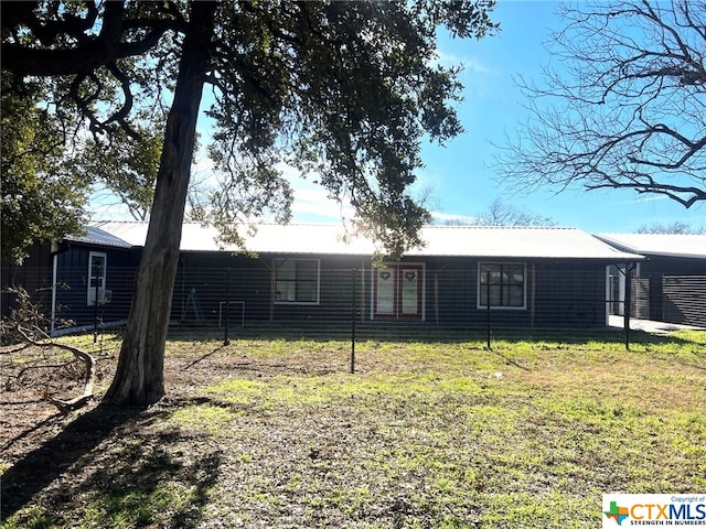 view of front of property with a front yard