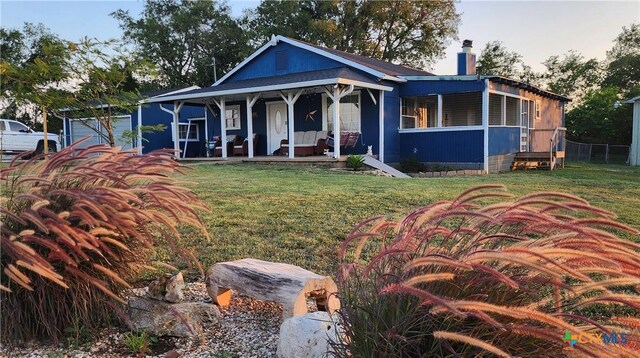 view of front of house featuring a porch and a front lawn