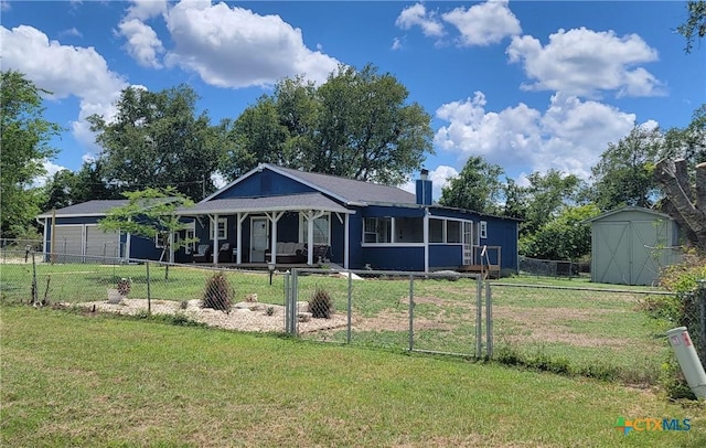 view of front of property featuring a shed and a front yard