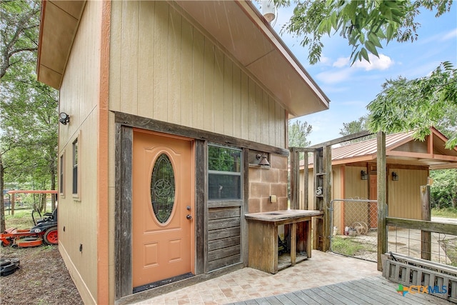 property entrance featuring a deck