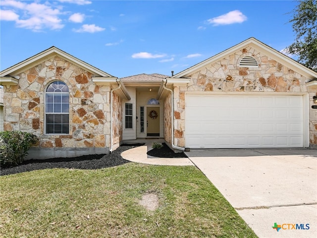 view of front of home featuring a front lawn and a garage