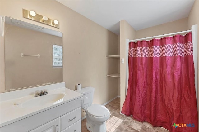 full bathroom with a shower with curtain, baseboards, toilet, and vanity