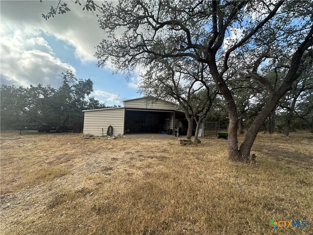 view of yard with an outdoor structure