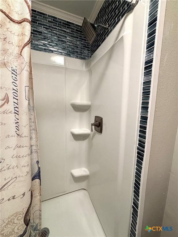 1403 Bill Tindall Ave, Seadrift, TX 77983 - full bath featuring a shower with shower curtain and crown molding