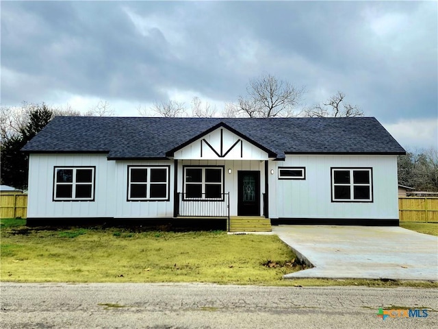 view of front facade with a front yard