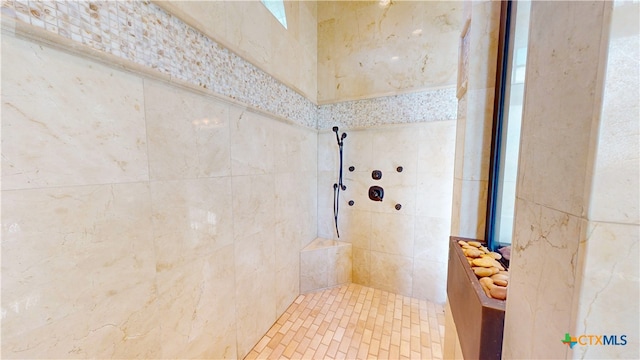 bathroom featuring a tile shower