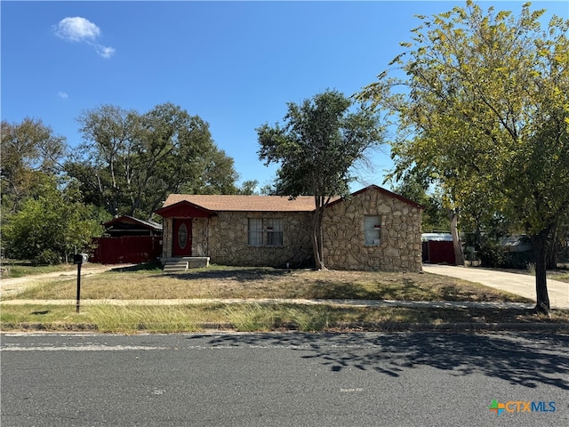 ranch-style home with a front yard