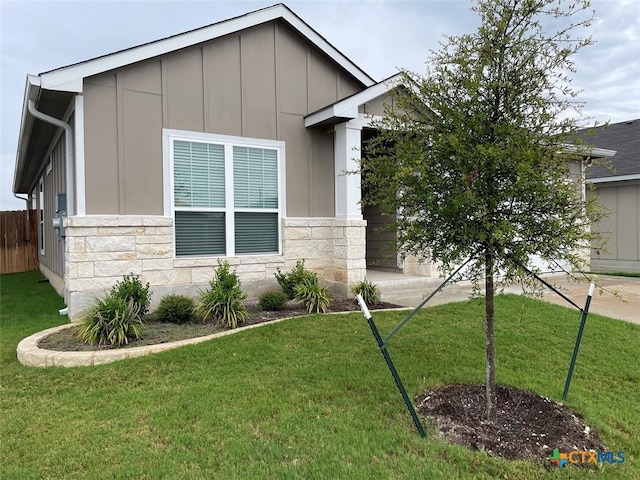 view of front of property with a front lawn