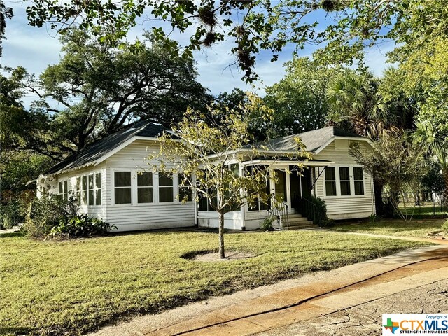 view of front of house featuring a front yard