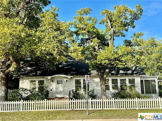 view of front facade with a front lawn