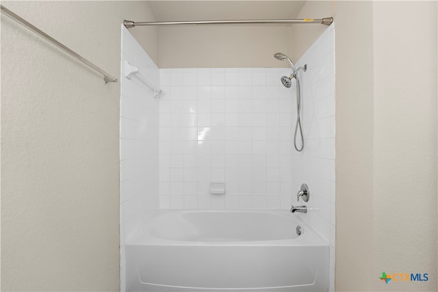 bathroom with tiled shower / bath