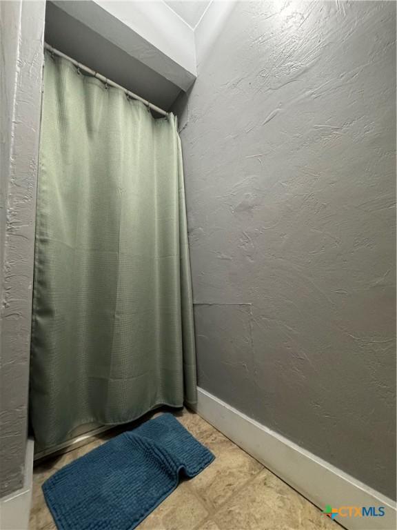 906 N Penelope St, Belton, TX 76513 - bathroom with baseboards