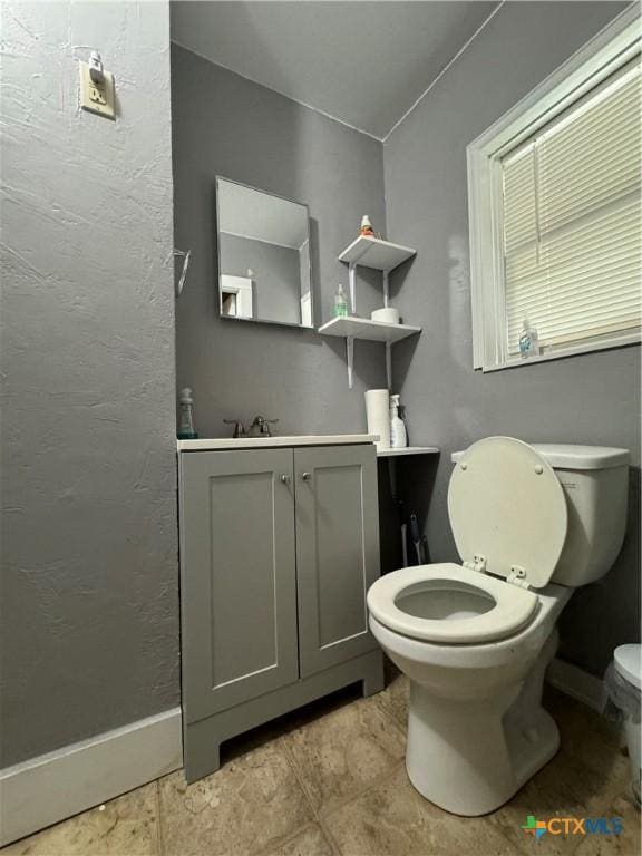 906 N Penelope St, Belton, TX 76513 - half bathroom featuring toilet, vanity, and a textured wall