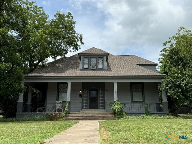 906 N Penelope St, Belton, TX 76513 - view of front of home featuring a porch, a shingled roof, and a front yard
