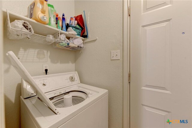 laundry room with washing machine and dryer