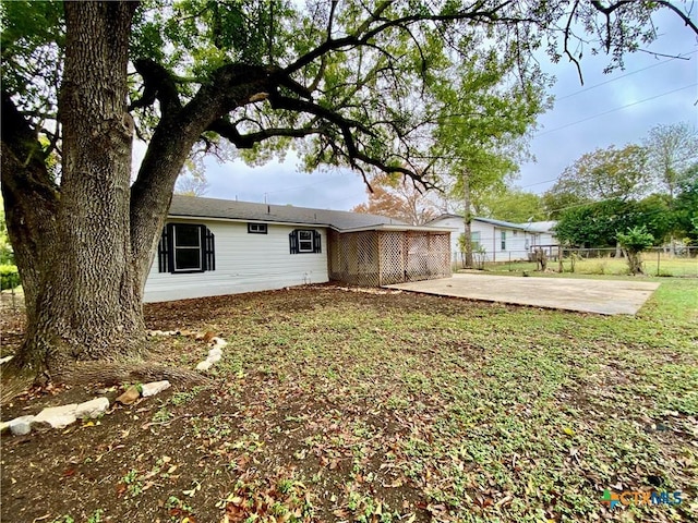 view of yard featuring a patio