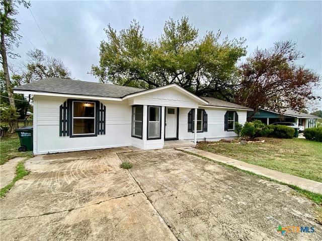 ranch-style house featuring a front lawn