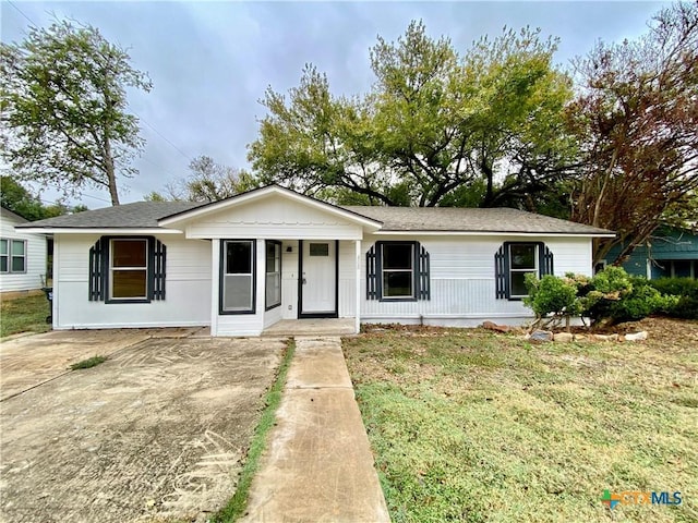 ranch-style house featuring a front lawn