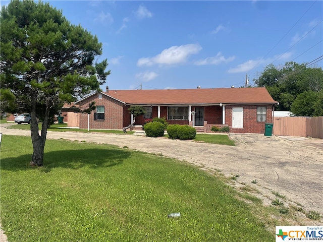 single story home with a front lawn