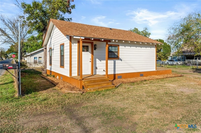 view of front of property featuring a front yard