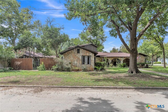 view of front of home with a front lawn