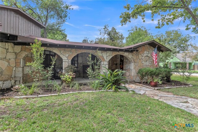 view of front of property featuring a front lawn