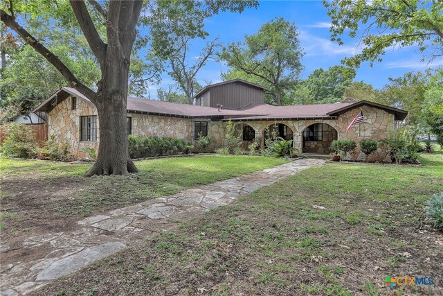 view of front of house featuring a front lawn