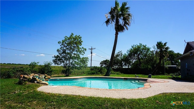 view of swimming pool