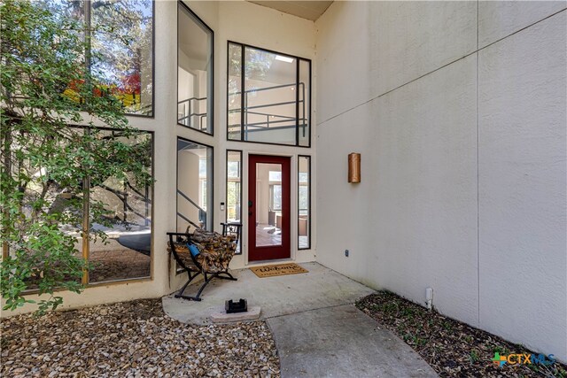 property entrance featuring stucco siding