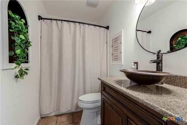 2701 Hillside Cir, New Braunfels, TX 78132 - full bath with toilet, vanity, and curtained shower