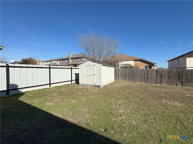 view of yard featuring a shed