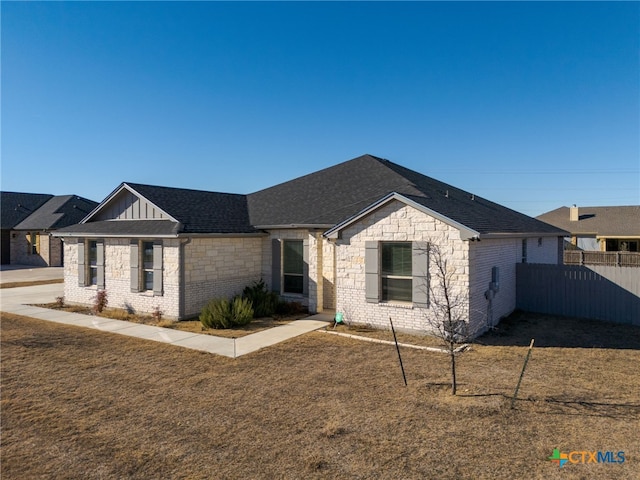 view of front of home featuring a front lawn